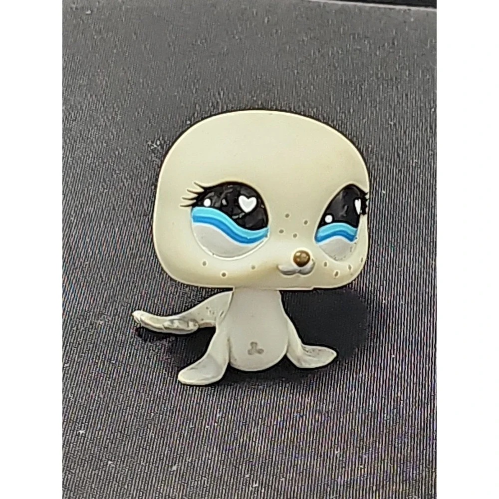 Hasbro Littlest Pet Shop #555 White Seal With Heart Eyes LPS Valentine